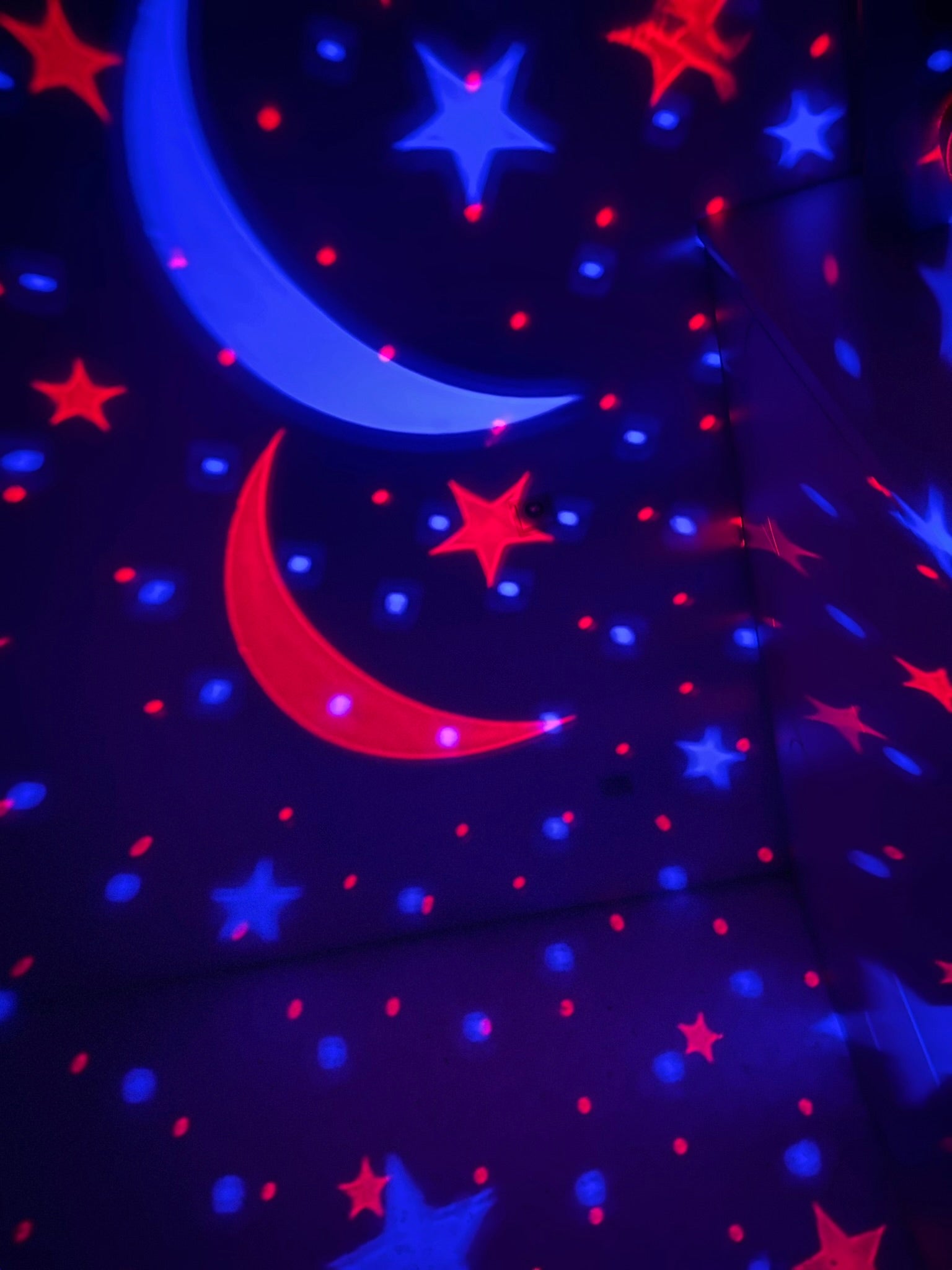 Luminária Estelar 360° Projeção Giratória RGB com Estrelas -